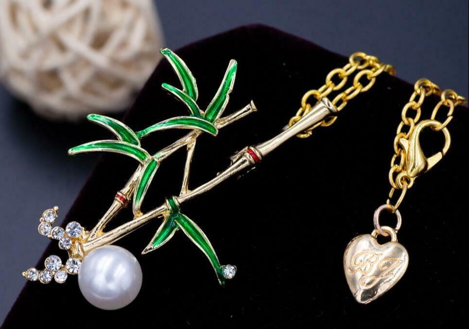 Bross  kitűző BNY05  Strasszos gyöngyös szerencse bambusz medál nyaklánccal 38x55mm