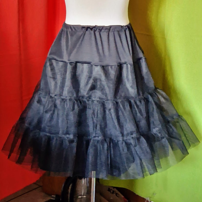 ESKÜVŐ ASZ30C – Fekete rugalmas felső részű 2 plusz 1 rétegű fodros alsószoknya