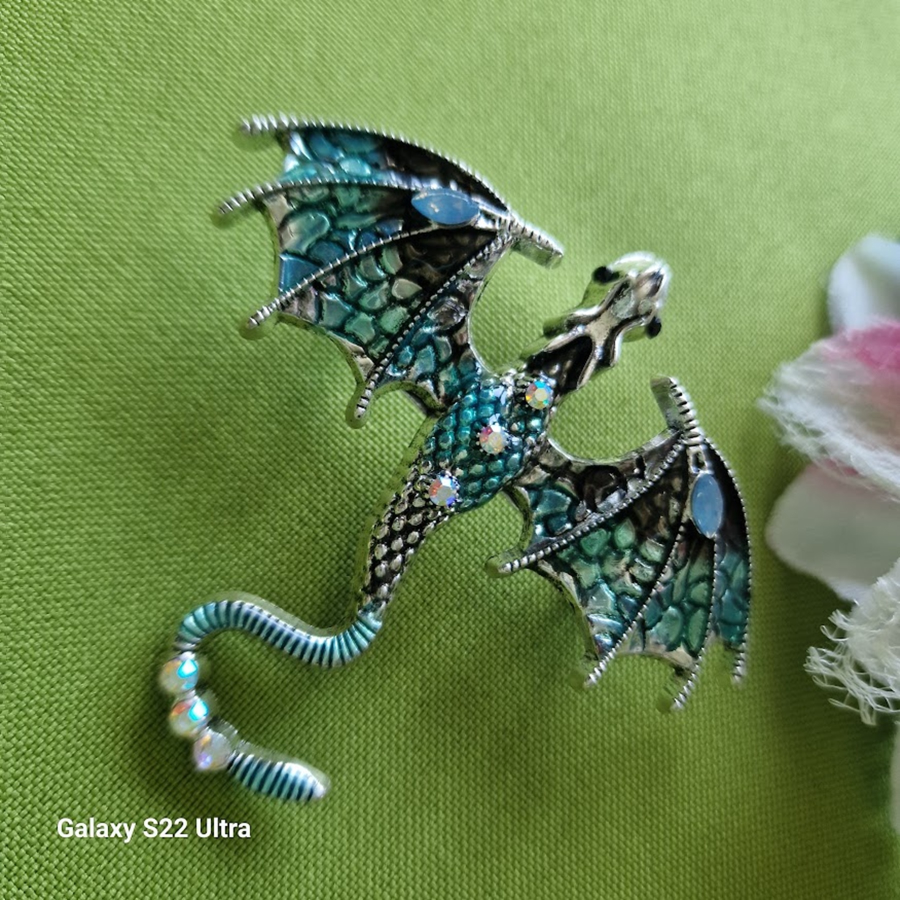 Kitűző bross BRO269B - Tűzzománcos kék repülő sárkány kb 75x65mm