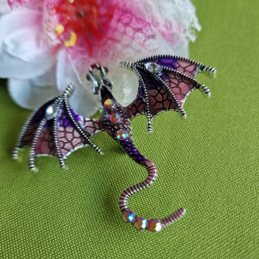 Kitűző  bross BRO269D - Tűzzománcos lila-rózsa repülő sárkány kb  75x65mm