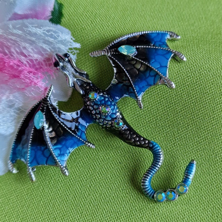 Kitűző bross BRO269G - Tűzzománcos fekete - kék repülő sárkány kb 75x65mm