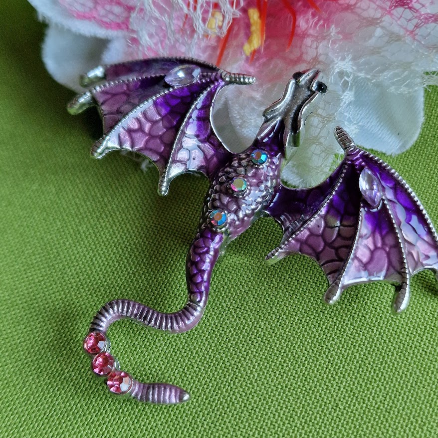 Kitűző bross BRO269E - Tűzzománcos lila repülő sárkány kb 75x65mm