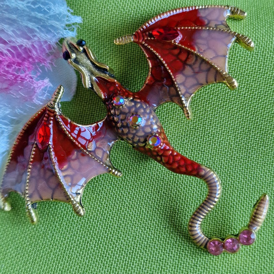 Kitűző bross BRO269H - Tűzzománcos piros - rózsa repülő sárkány kb 75x65mm