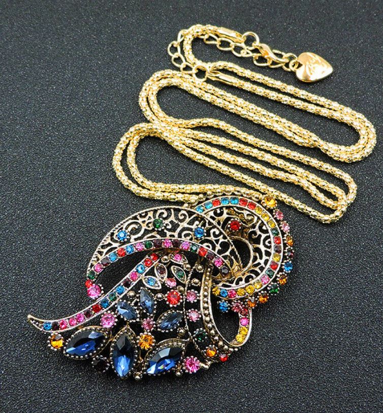 Bross kitűző BNY25 - óarany színű strasszköves medál nyaklánccal 45x75mm