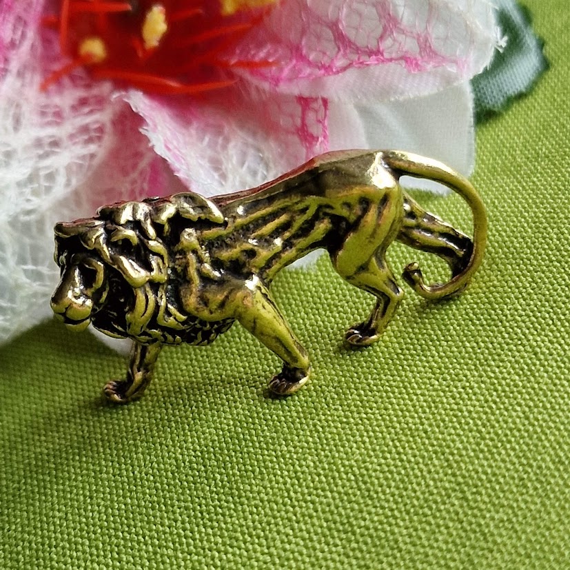 Bross Kitűző BRO274 - Antik hatású arany színű oroszlán szobor 42x24mm