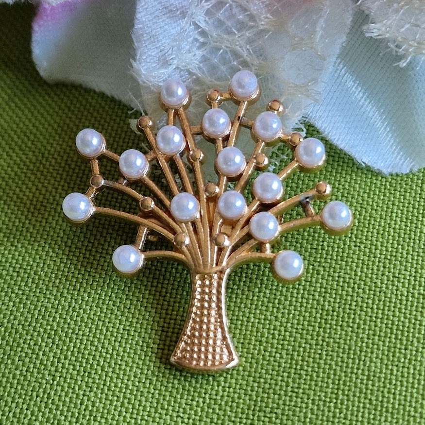 Bross  kitűző BRO359 - Gyöngyös fa melltű 33x33mm