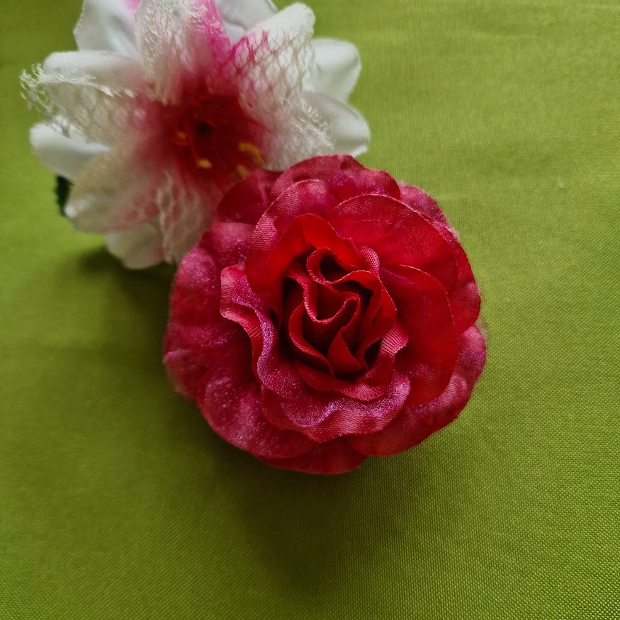 ESKÜVŐ BCS14A - Kitűző  hajdísz  hajgumi - 80mm-es piros rózsa virág