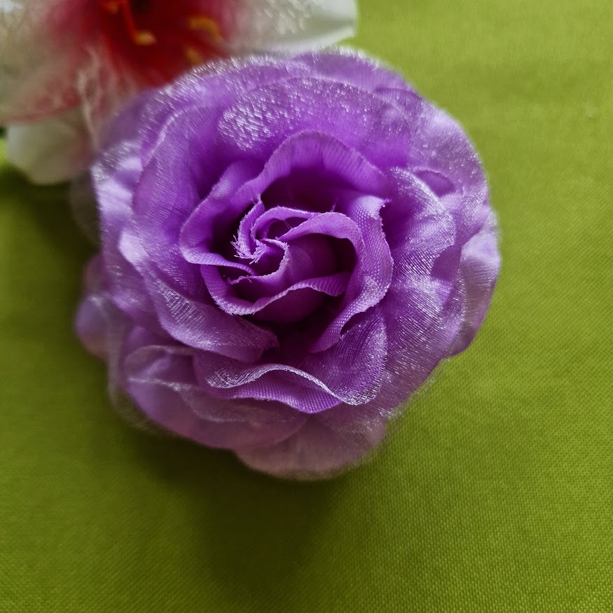 ESKÜVŐ BCS14B - Kitűző  hajdísz  hajgumi - 80mm-es lila rózsa virág