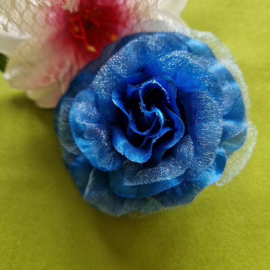 ESKÜVŐ BCS14C- Kitűző  hajdísz  hajgumi - 80mm-es kék rózsa virág