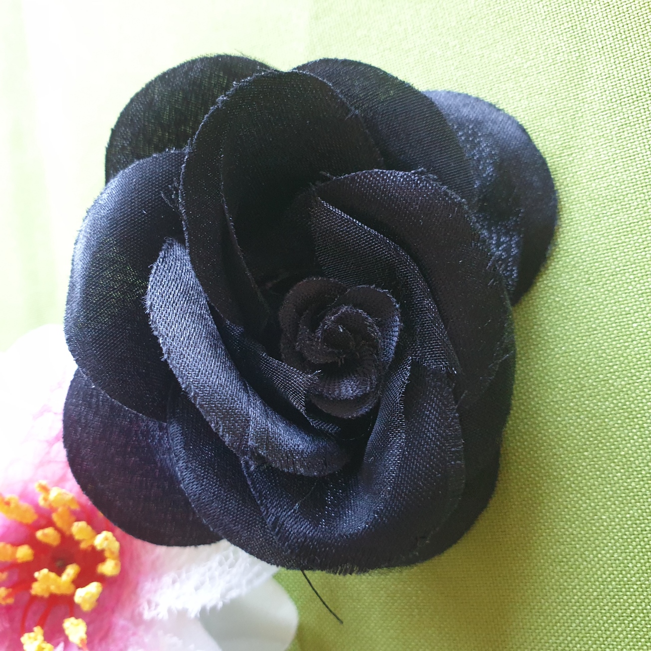 ESKÜVŐ BCS15 - Kitűző - 80mm-es FEKETE rózsa virág