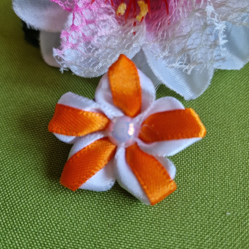 Hajtókatű kitűző BRO350 - kb  40mm-es virág bross - fehér-narancs