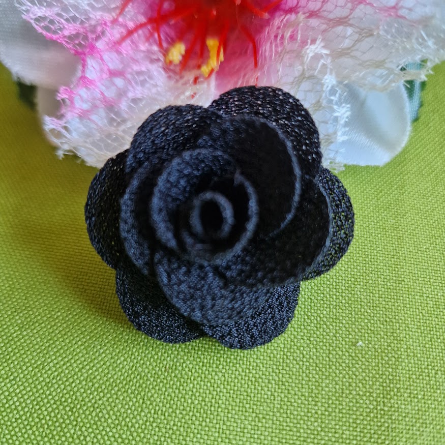 Hajtókatű kitűző BRO351 -  kb 40mm-es fekete virág