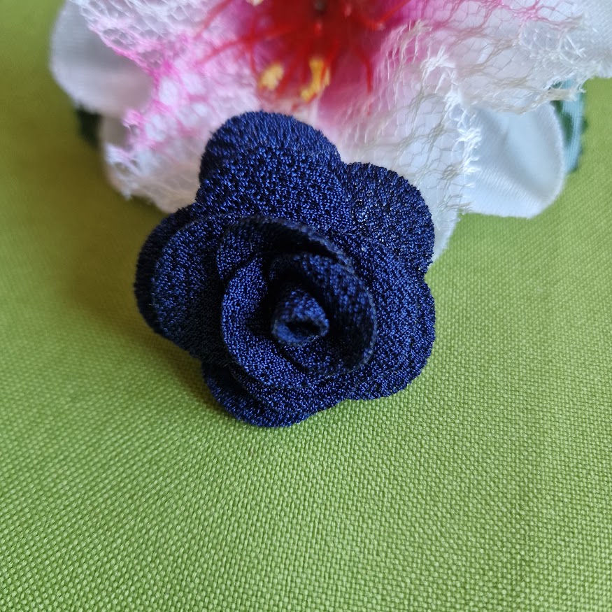 Hajtókatű kitűző BRO352 -  kb 40mm-es sötétkék virág