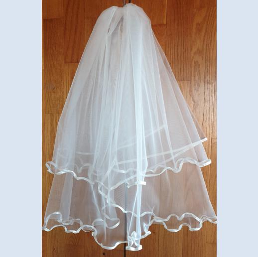 FTY87 - 2 rétegű hullámos szatén szélű Ekrü menyasszonyi fátyol 60-80x150cm