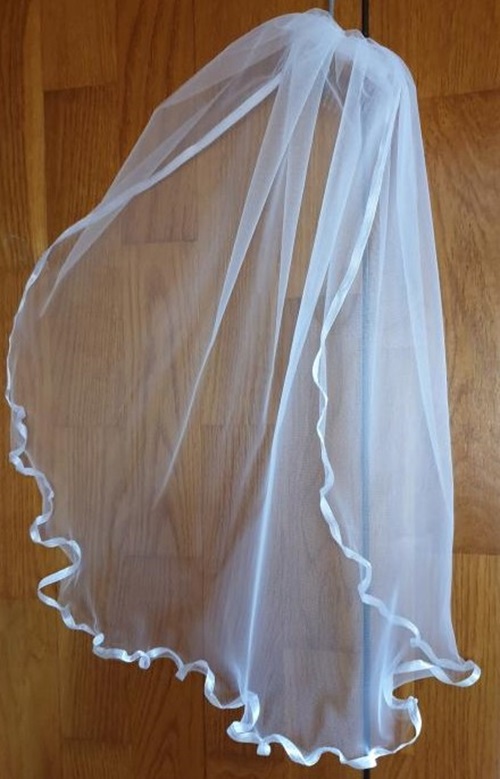 FTY35 - 1 rétegű hullámos szatén szélű Hófehér menyasszonyi fátyol 80x100cm