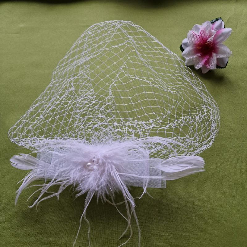 FTY139 - Menyasszonyi tollas masnis gyöngyös csattal ellátott fehér arcfátyol kalitkafátyol