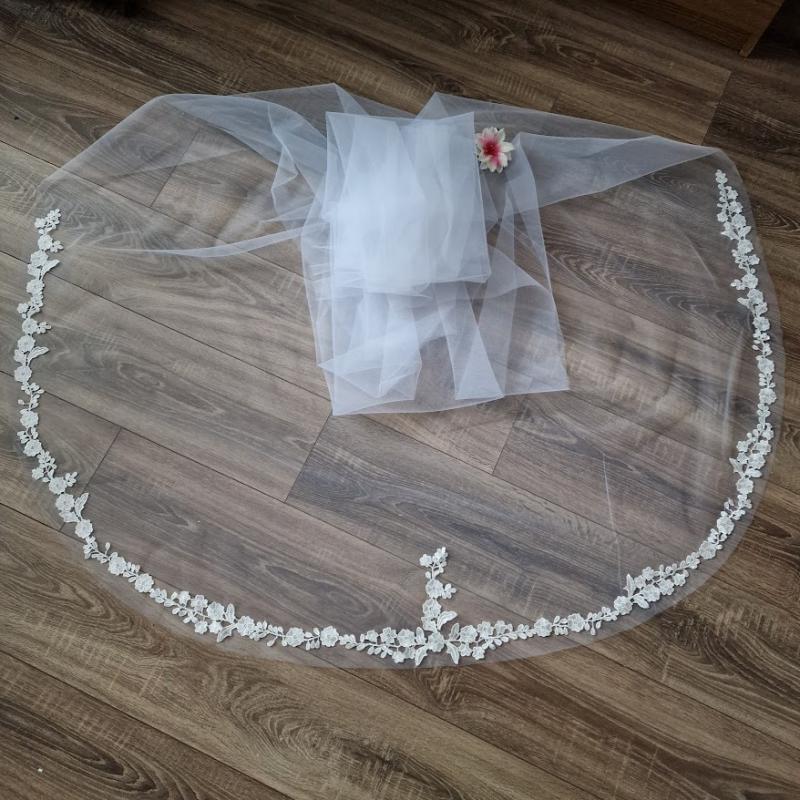 FTY144 - 1 rétegű hímzett virágos csipkés szélű FEHÉR 3 méteres fésűs menyasszonyi fátyol
