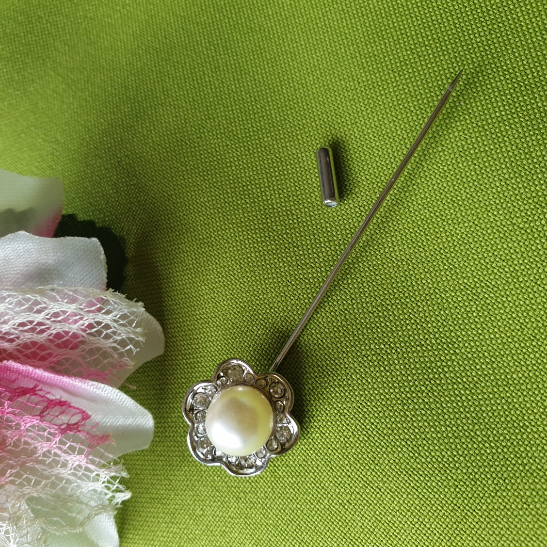 Hajtókatű kitűző HAT06 - Strasszköves virág 20x75mm