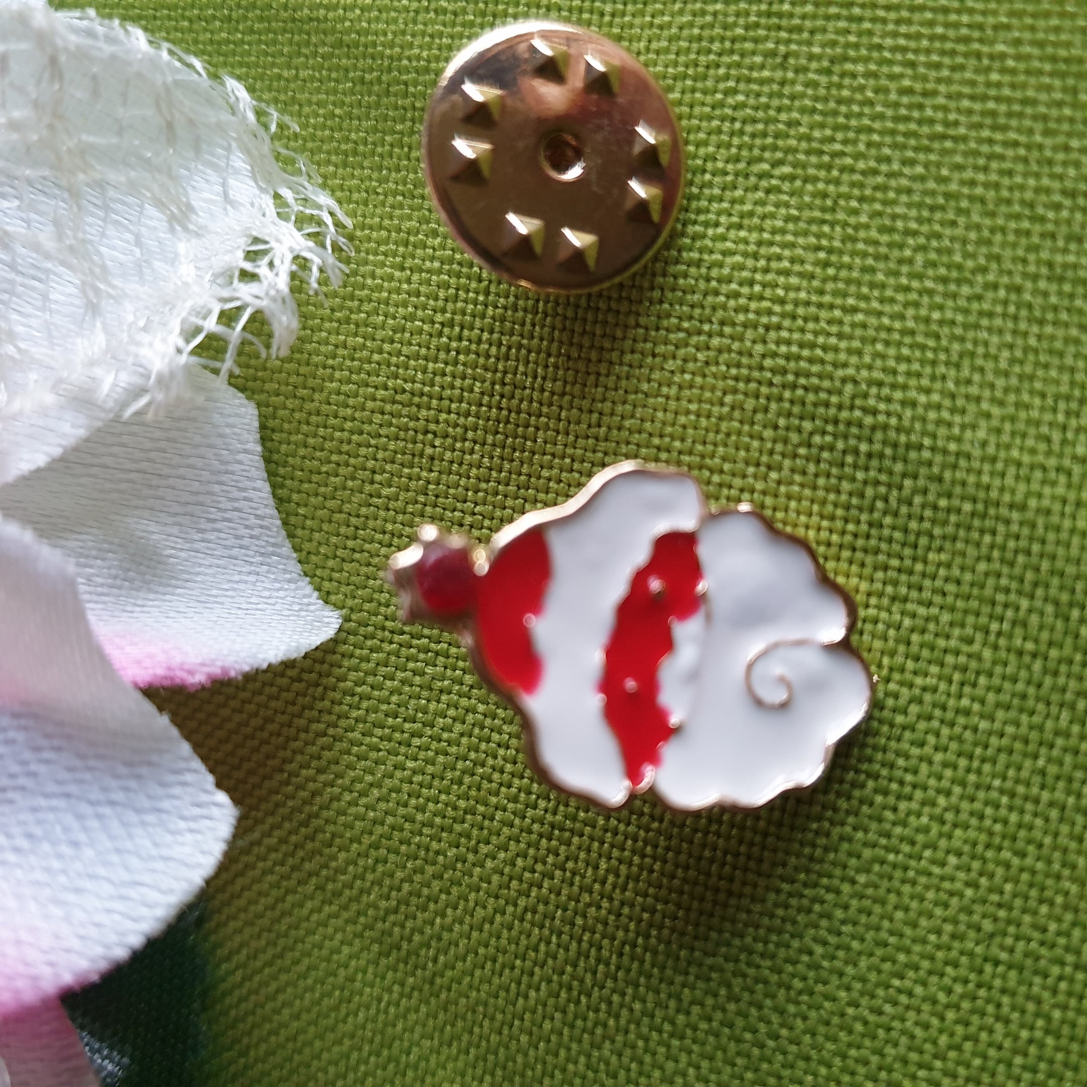 Kitűző bross BRO114 - Tűzzománcos karácsonyi mikulás télapó 14x20mm