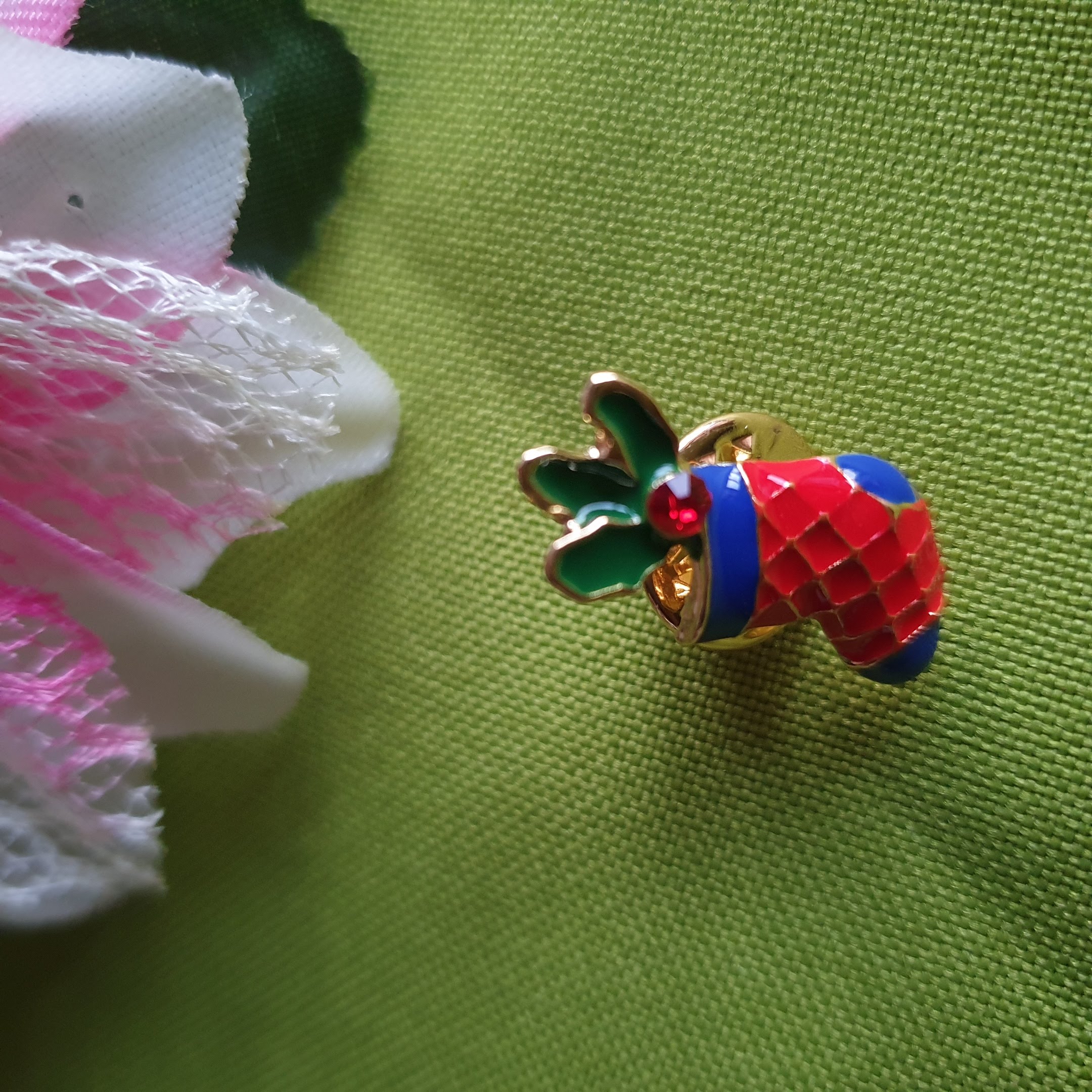 Kitűző bross BRO120 - Tűzzománcos rácsos kék és  piros zokni 15x20mm