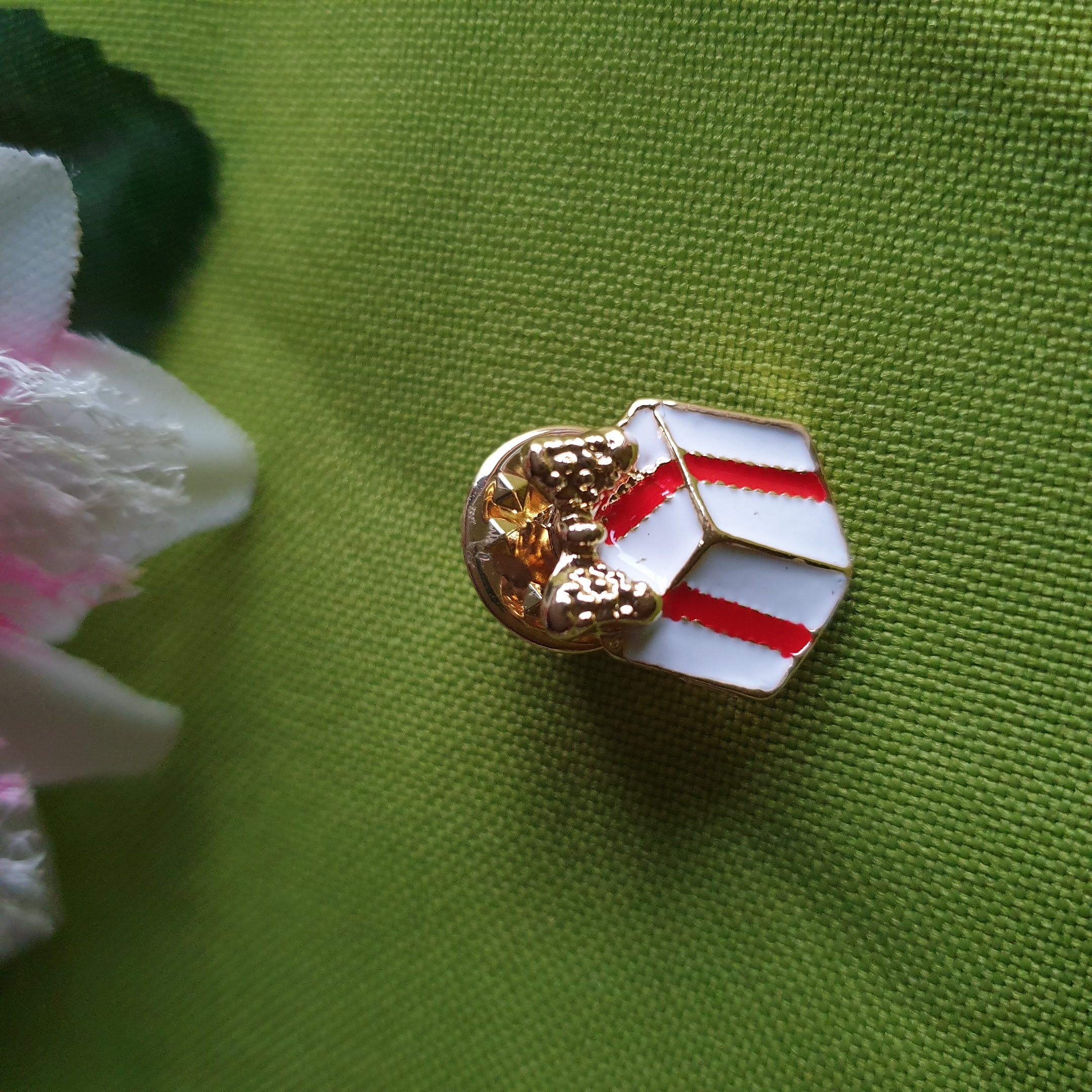 Kitűző bross BRO122 - Tűzzománcos Ajándék doboz 15x17mm