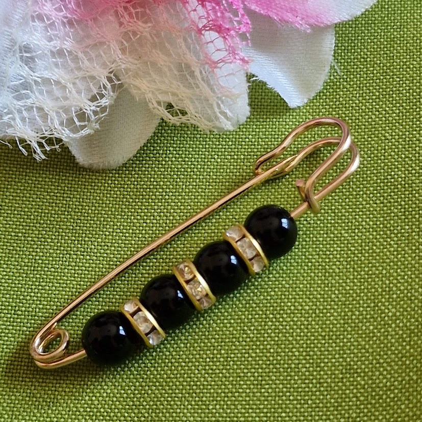 Kitűző bross BRO132B - strasszköves 4 gyöngyös melltű 20x875mm