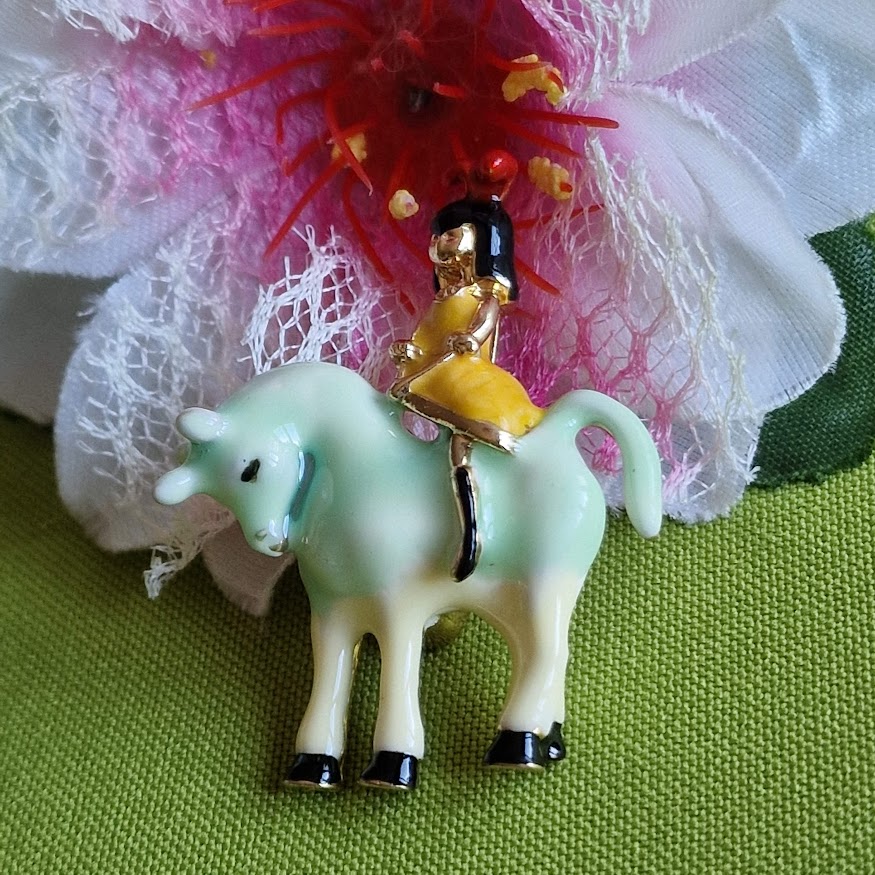 Kitűző bross BRO158 - Tűzzománccal bevont lovagló kislány 35x48mm