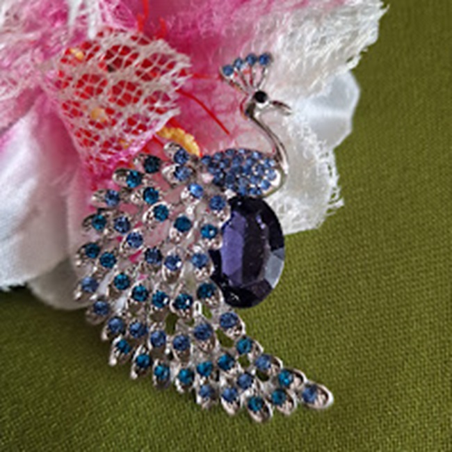 Kitűző bross BRO174B - Strasszköves kék páva 35x55mm
