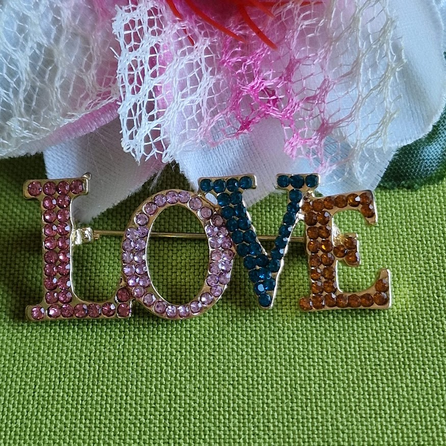 Kitűző bross BRO213 - Strasszköves LOVE 45x18mm