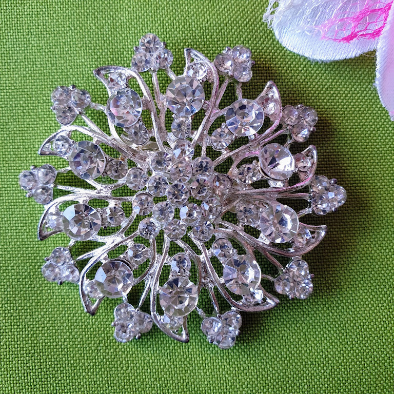 Kitűző bross BRO217 – Strasszköves szívek levelek 60mm