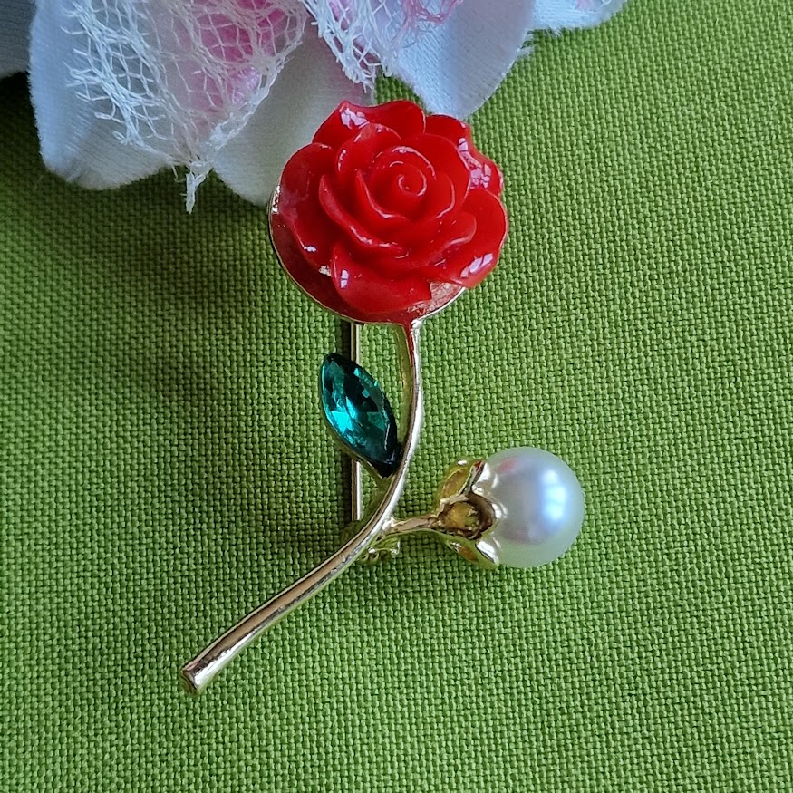 Kitűző bross BRO24 - kinyílt piros bazsarózsa 35x50mm