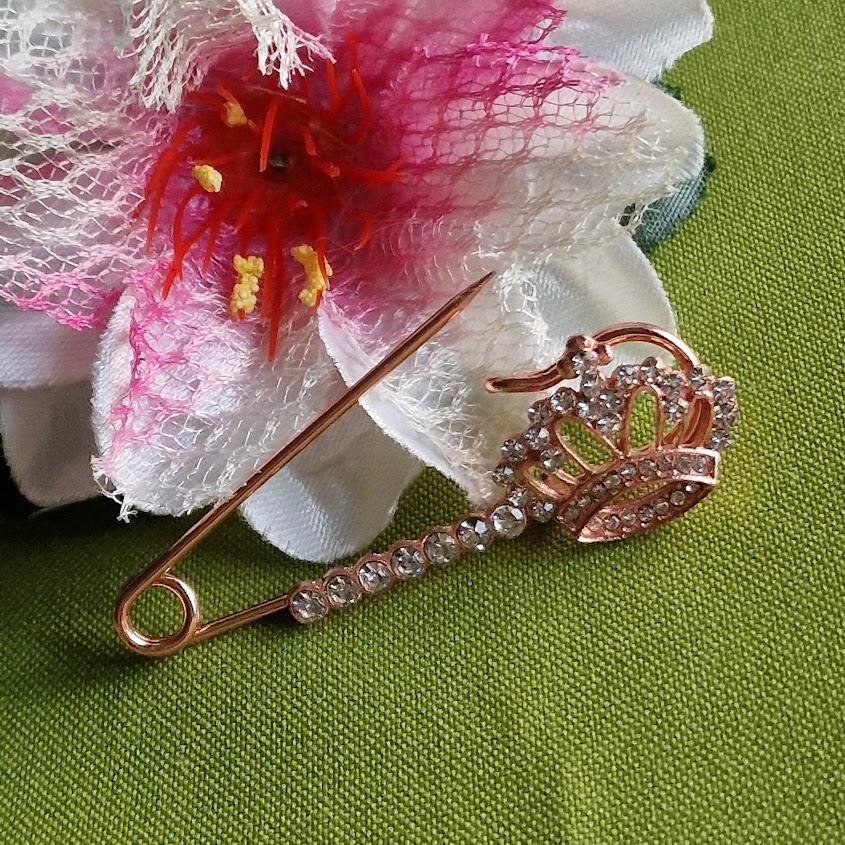 Kitűző  bross BRO246 - Strasszköves korona biztosítótű 23x65mm