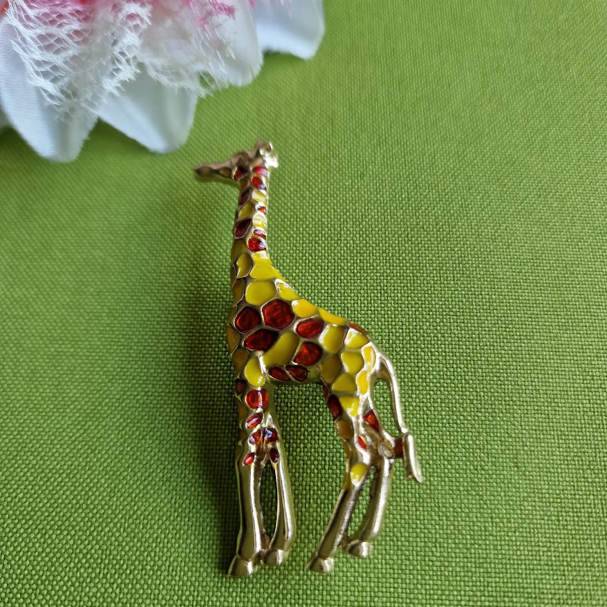 Kitűző bross BRO243B - Tűzzománcos zsiráf 25x60mm - sárga és barna