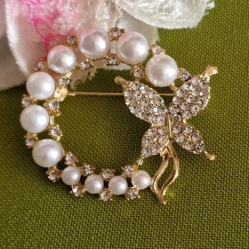 Kitűző bross BRO259 - Gyöngy koszorús arany színű pillangó kb 45mm