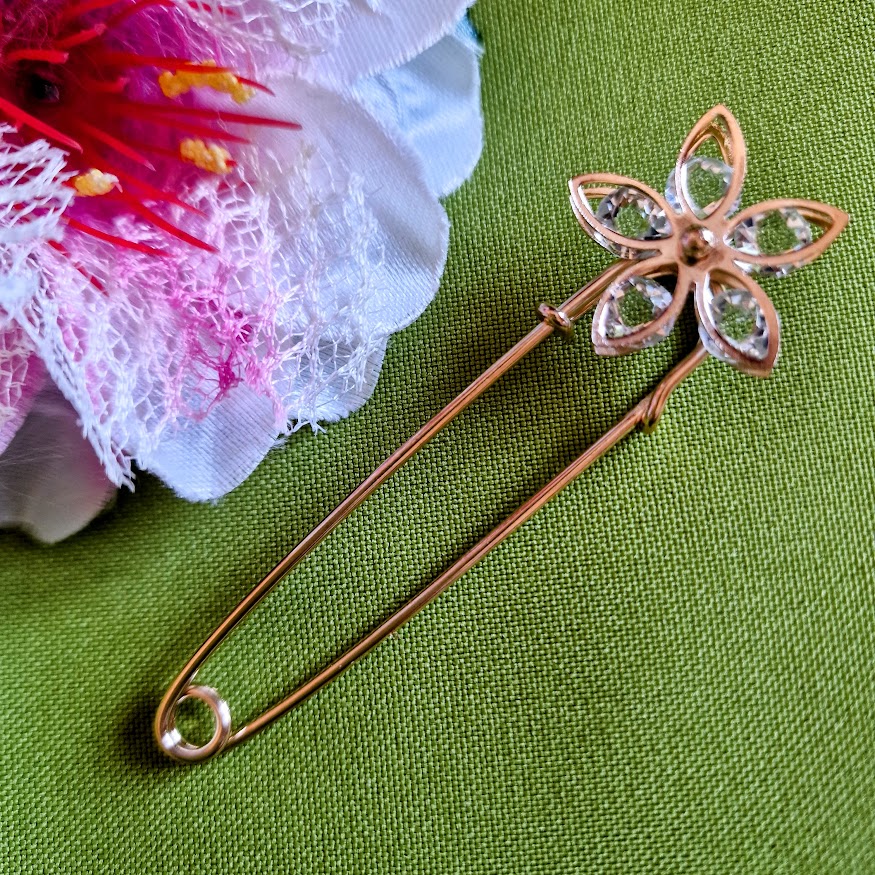 Kitűző bross BRO256 - Kristályköves virágos biztosítótű 25x80mm