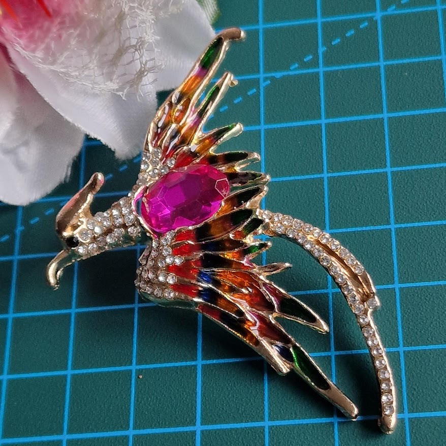 Kitűző bross BRO253E - Strasszköves tűzzománcos PINK FŐNIX 60x60mm