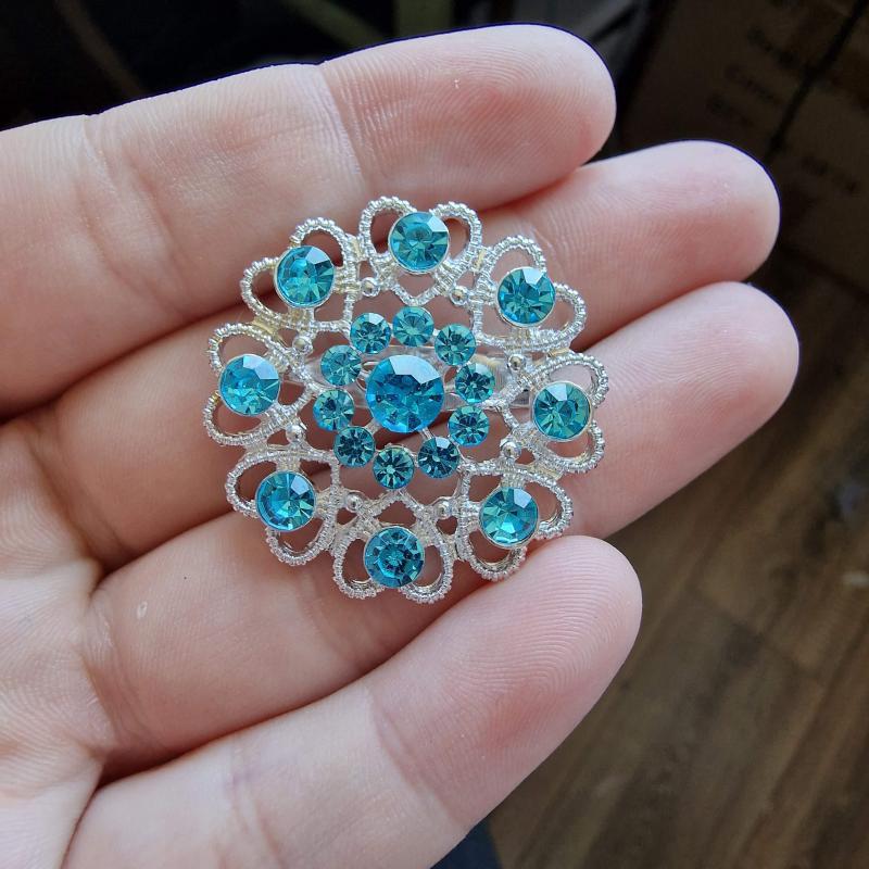 Kitűző bross BRO26 - strasszos szívecskék 30mm - türkizkék köves