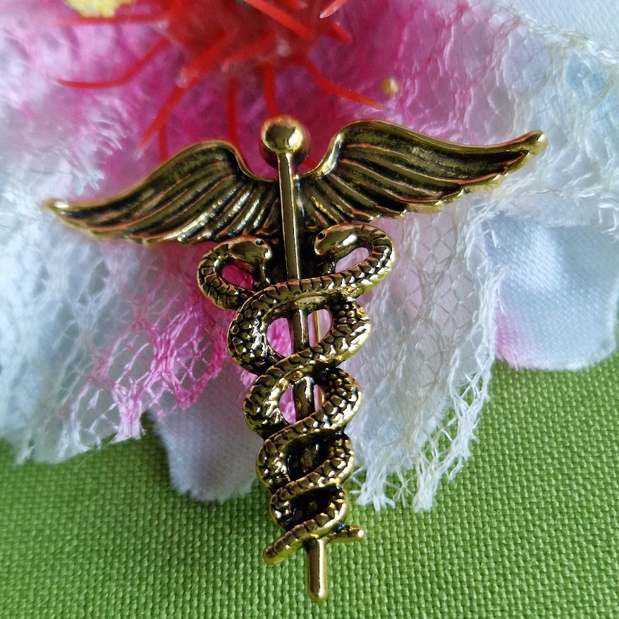 Kitűző Bross BRO260B - Caduceus avagy Hermész botja