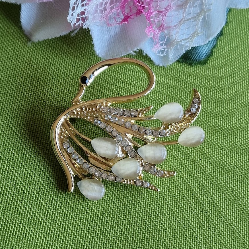 Kitűző bross BRO264 - Strasszköves gyöngyös hattyú 37x35mm