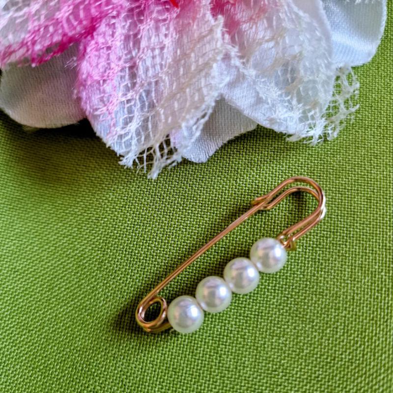 Kitűző bross BRO266A - Fehér gyöngyös melltű 10x40mm