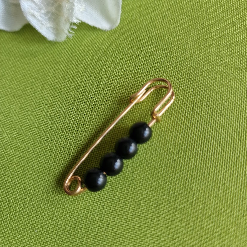 Kitűző bross BRO266D - Fekete gyöngyös melltű 10x40mm