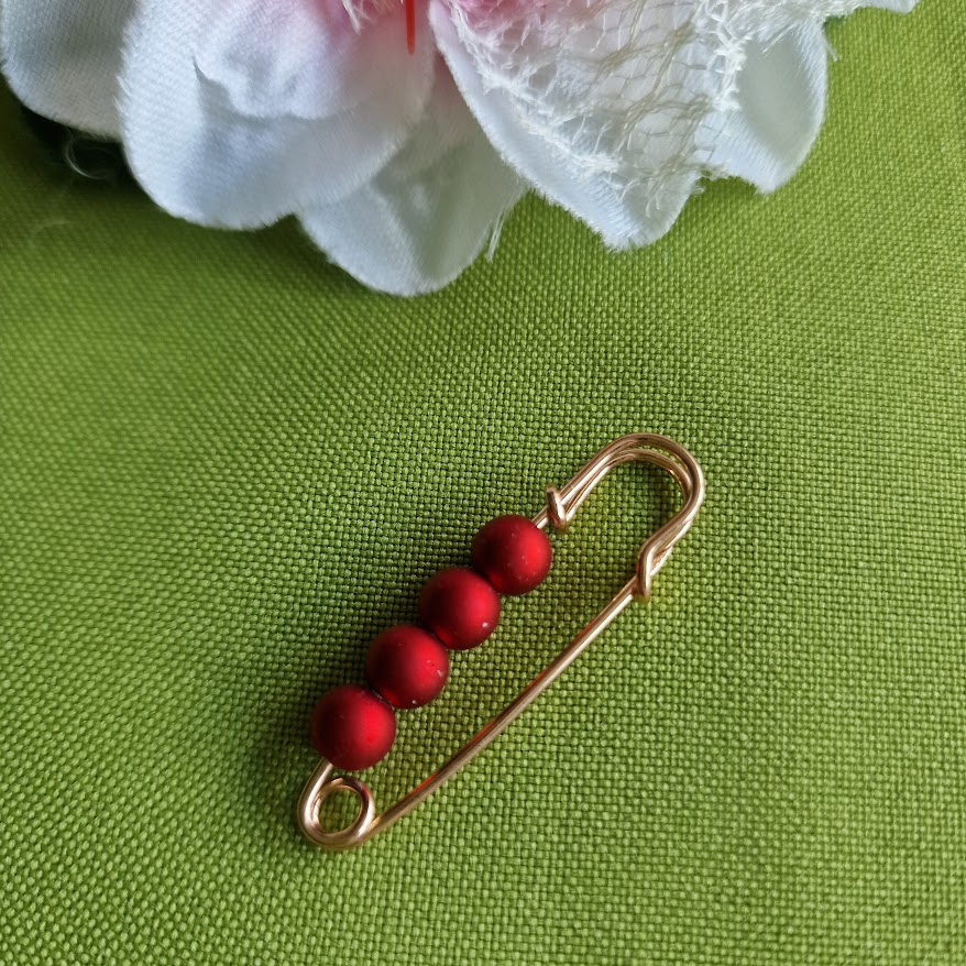 Kitűző bross BRO266B - Piros gyöngyös melltű 10x40mm