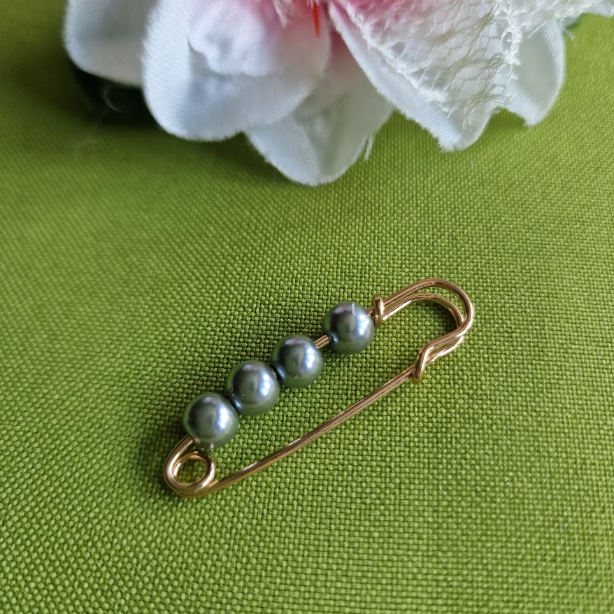 Kitűző bross BRO266C - Acélkék gyöngyös melltű 10x40mm