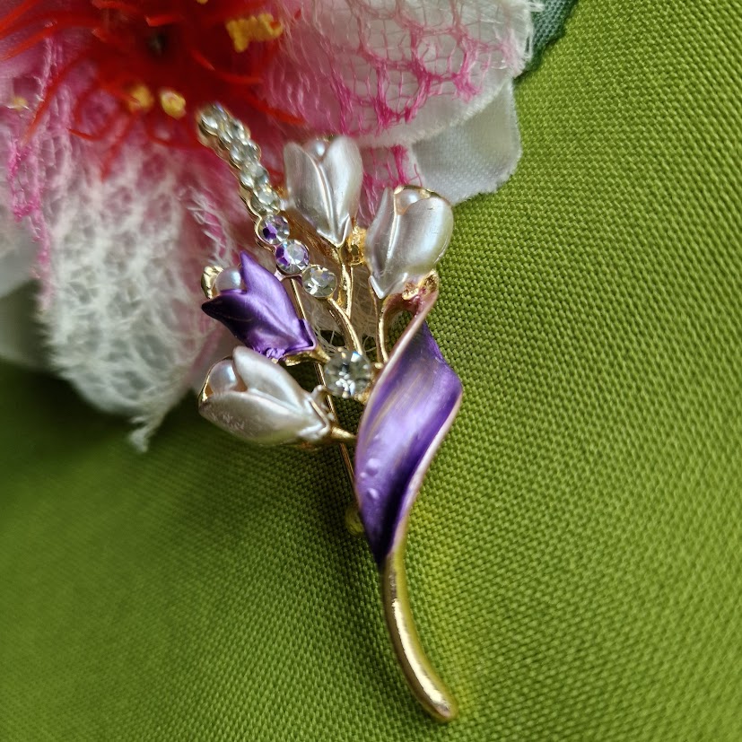 Kitűző bross BRO270 - Kristályköves gyöngyös levendulalila virágok 30x60mm