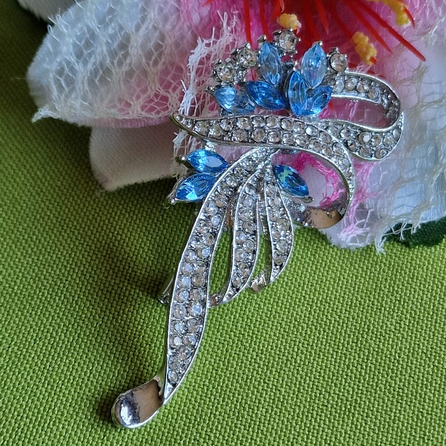 Kitűző bross BRO272 - Kék kristályköves virág szalaggal 32x57mm