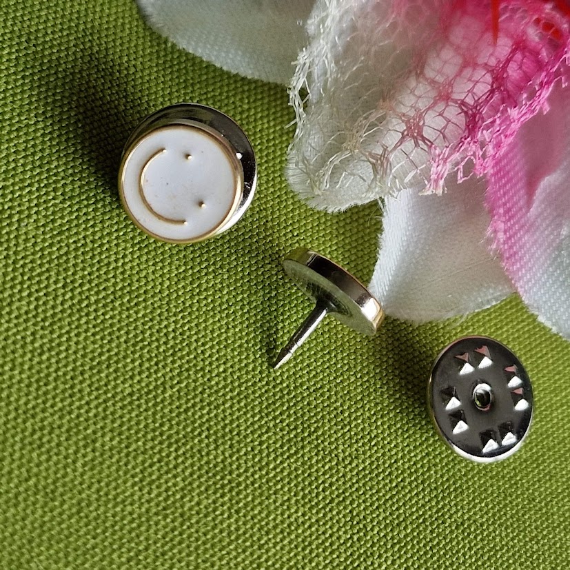 Kitűző bross BRO284 - Tűzzománcos fehér smillie gomb 13x13mm