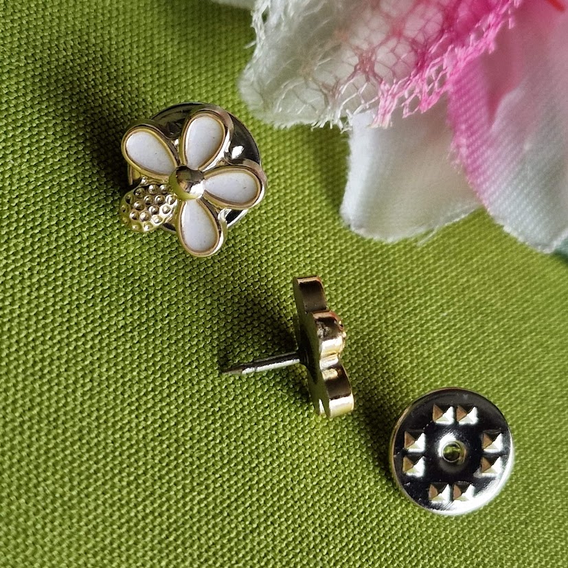 Kitűző bross BRO285 - Tűzzománcos fehér virág alakú gomb 13x13mm