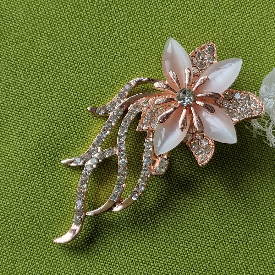 Kitűző bross BRO286B - Kristályköves gyöngyös virágfej rosegold 31x65mm