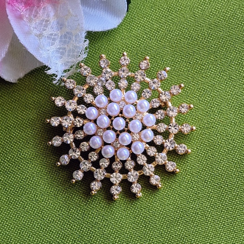 Kitűző bross BRO288 - 46mm-es gyöngyös strasszos virágfej