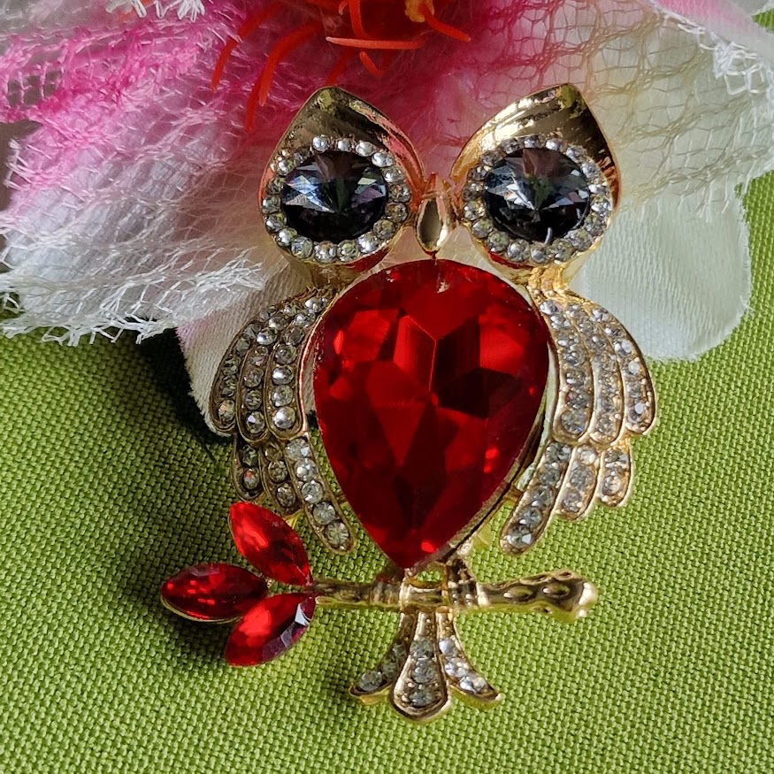 Kitűző bross BRO290 - Strassz- és opál köves bagoly 35x55mm - piros